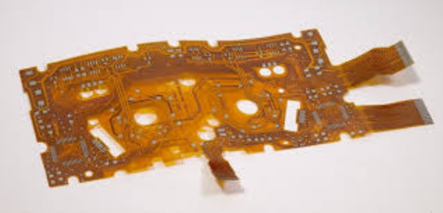 Каковы основные преимущества использования гибко-жестких печатных плат (Rigid-Flex PCBs) в электронном проектировании?