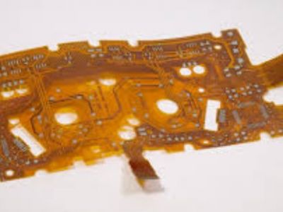 Каковы основные преимущества использования гибко-жестких печатных плат (Rigid-Flex PCBs) в электронном проектировании?