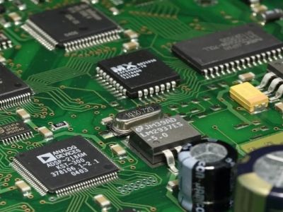 Каковы основные этапы проектирования печатной платы для изготовления?